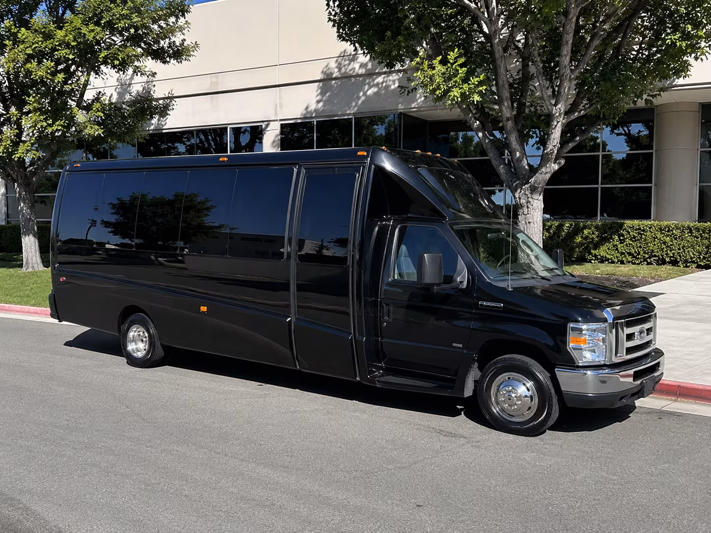 shuttle to louis armstrong new orleans international airport